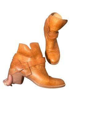 UGG Women’s Tan Leather Ankle Boots with Wrap Strap Size 6